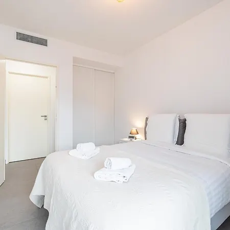 Bienvenue-parking-clim-centre アパート マントン